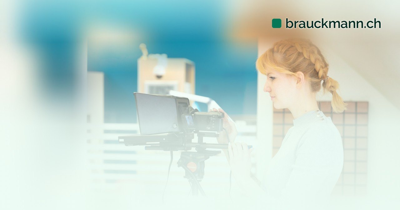 Eine Frau stellt eine Kamera mit Teleprompter auf einem Stativ ein (Symbolfoto für ein Teleprompter-Setup)