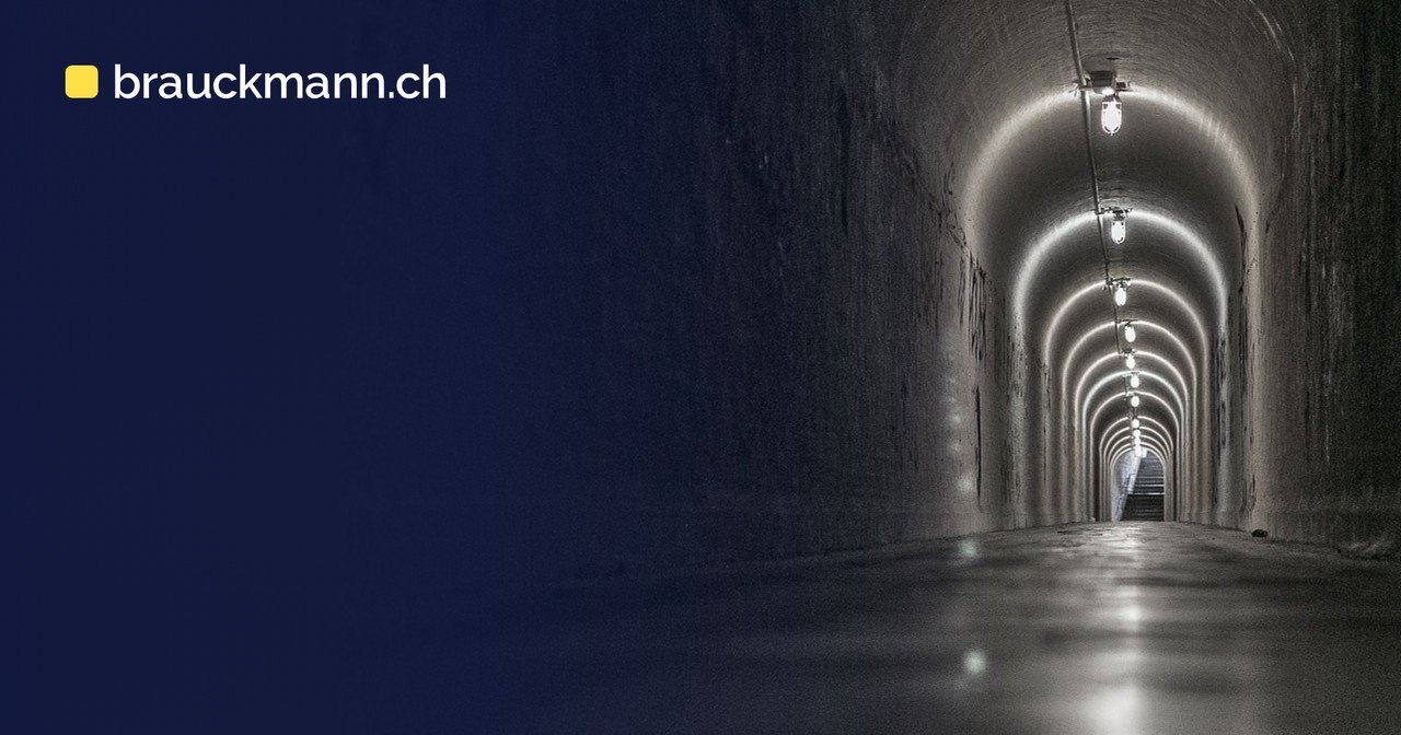 Symbolfoto zum Artikel „AWS-Konsole ohne Internet: Private Access über VPC“ (tunnel, floor, dark)
