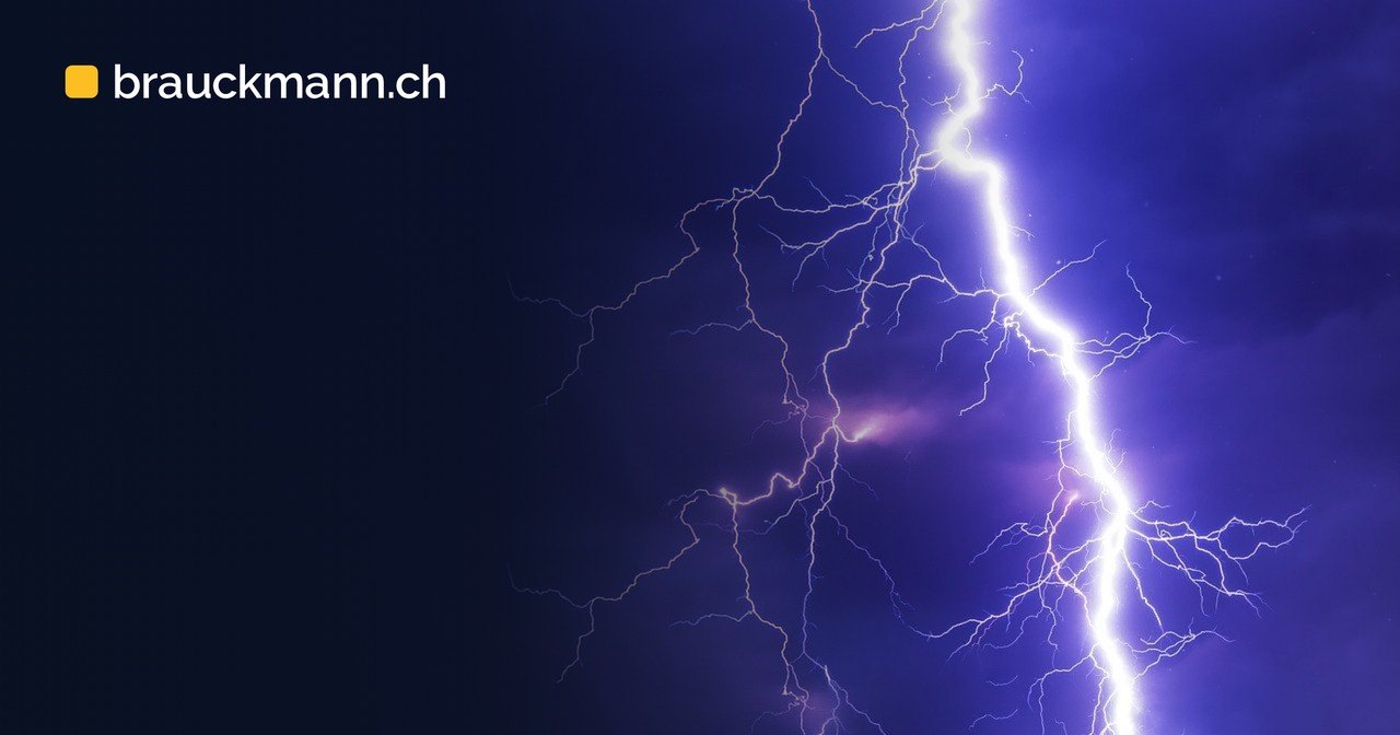 Gewitterzelle mit Blitz über dunklen Wolken, Symbol für eine plötzliche Störung