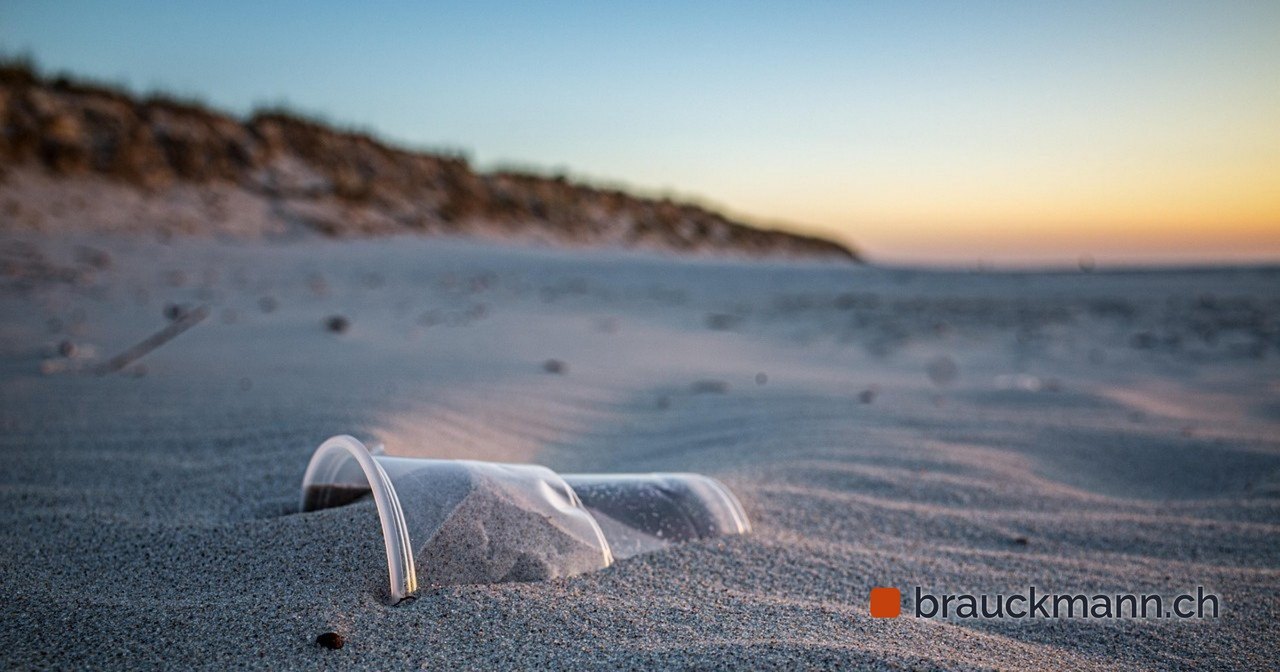Symbolfoto zum Artikel „Claude: HIPAA-Konfiguration aktivierst du jetzt selbst“ (beach, sand, plastic)