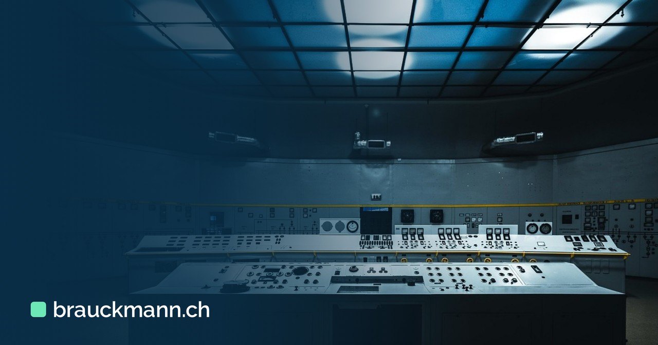Symbolfoto zum Artikel „CloudWatch: Alarme direkt aus Log-Abfragen statt Metrikfilter“ (controls, indoors, room)