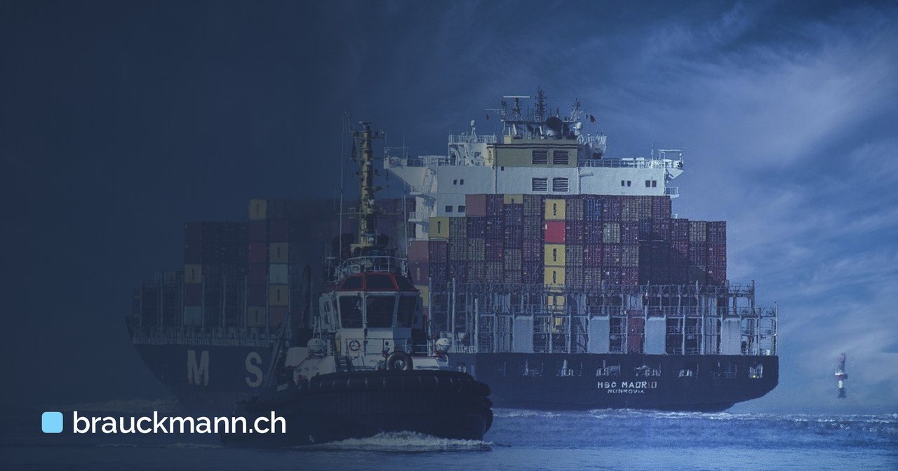 Symbolfoto zum Artikel „Exportanordnung: Anthropic sperrt Fable 5 für alle Kunden“ (ship, container ship, tractor)