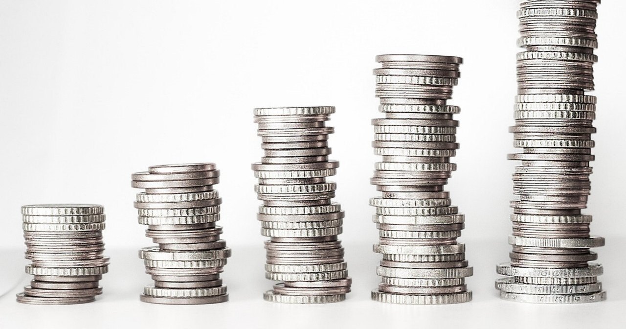 Symbolfoto zum Artikel „GitHub Copilot rechnet jetzt nach AI Credits ab“ (money, coins, stack)