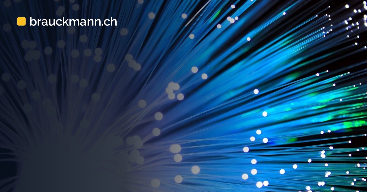 Symbolfoto zum Artikel „Google Cloud us-west1: Glasfaserwartung legt Dienste lahm“ (fiber optic, cable, blue)
