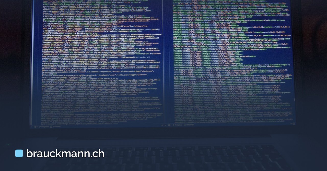 Programmcode in zwei Spalten auf einem Laptop-Bildschirm