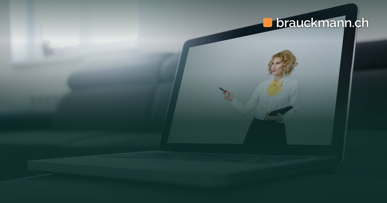 Frau mit Zeigestab auf dem Bildschirm eines Laptops, Symbolfoto für eine aufgezeichnete Sitzung
