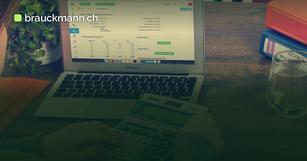 Frau rechnet mit einem Taschenrechner, vor ihr ein Laptop mit einer Rechnungsliste auf dem Bildschirm