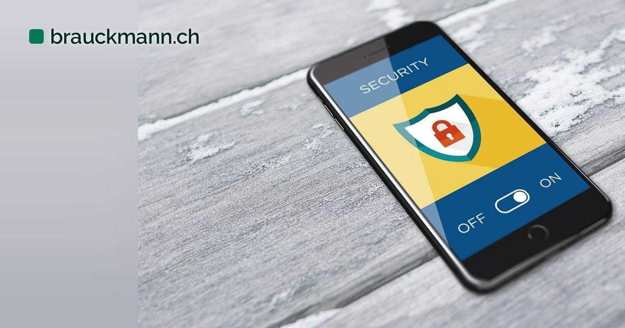 Symbolfoto zum Artikel „iOS 26.6.1 schliesst Lücken in WebKit, Kernel und ImageIO“ (cyber security, smartphone, cell phone)