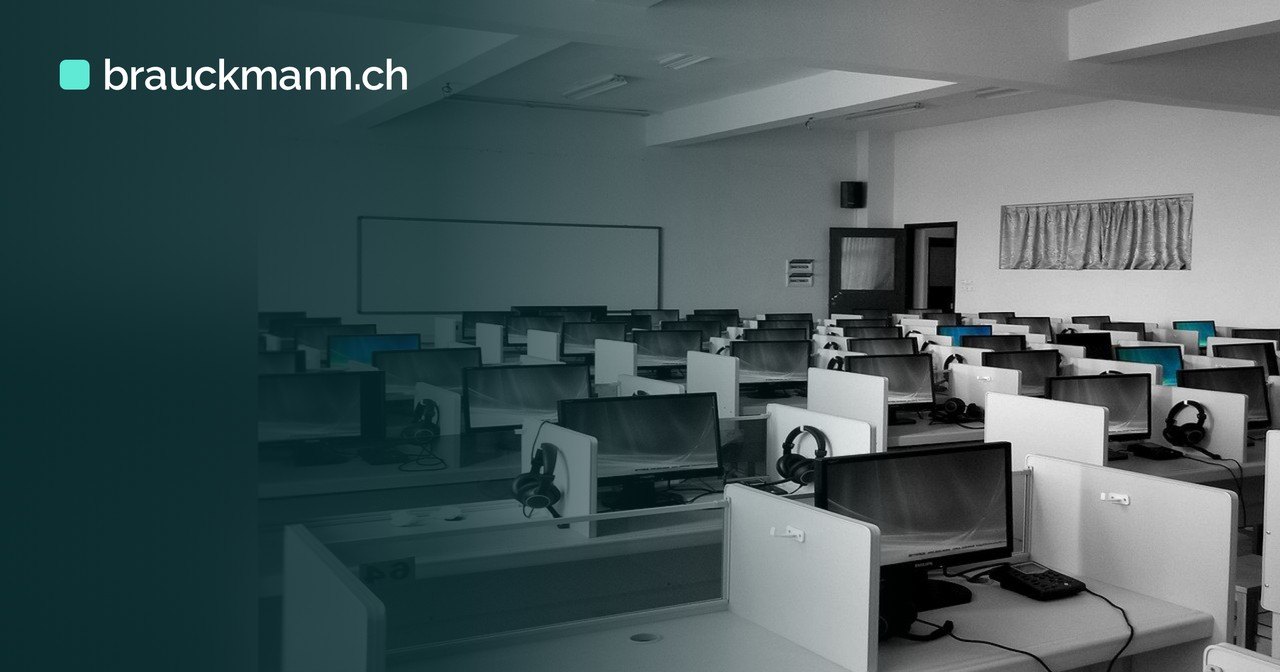 Symbolfoto zum Artikel „Microsoft stellt die Admin-App in Teams und Outlook ein“ (offices, business, computer)