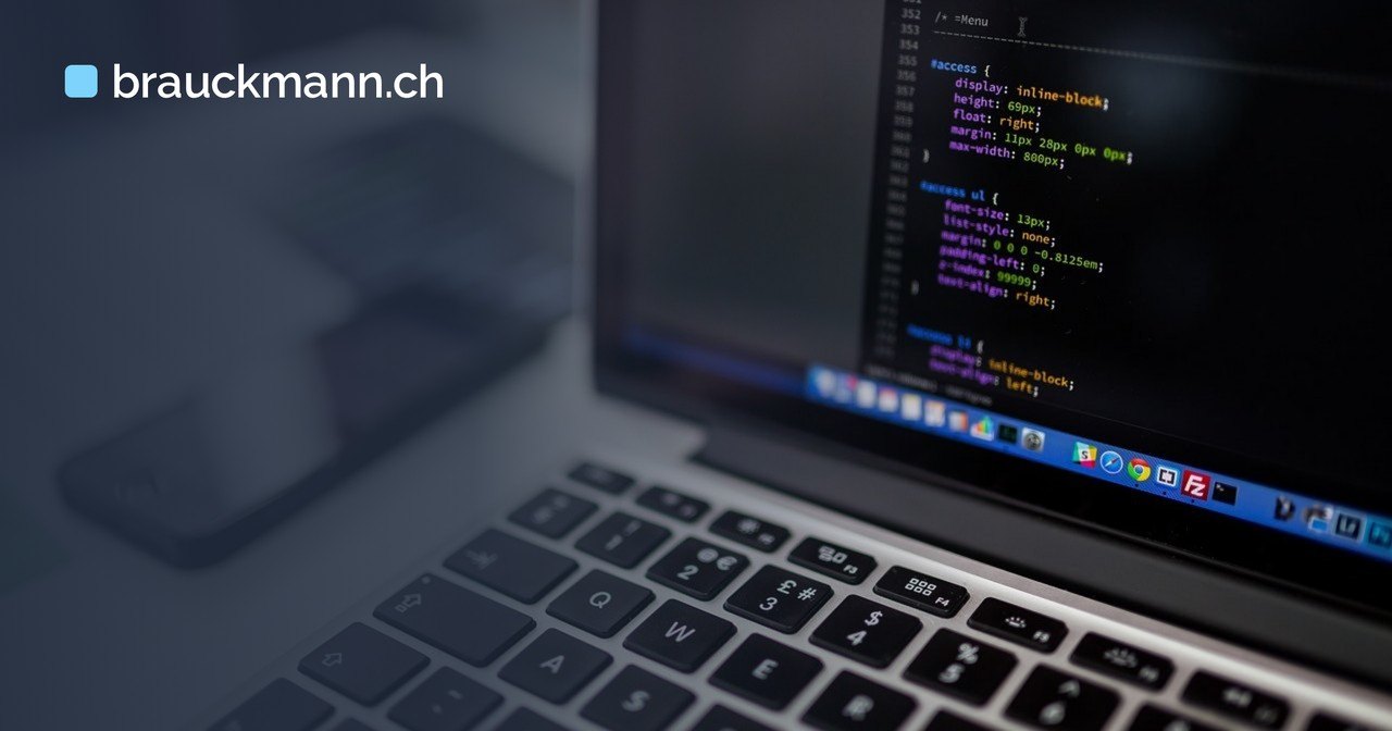 Symbolfoto zum Artikel „KI-Werkzeuge KW 42: Copilot, Muse Spark und Anthropic“ (laptop, macbook, codes)