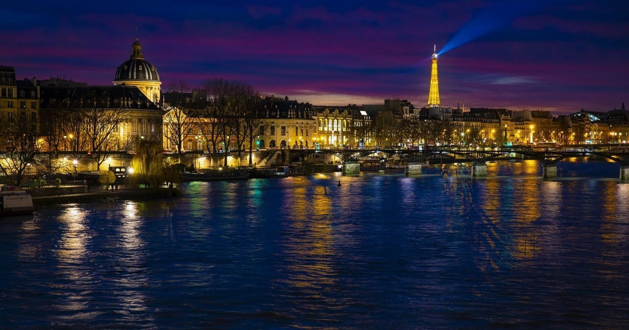 Symbolfoto zum Artikel „Quad9 sperrt Frankreich: DNS 9.9.9.9 endet am 24. November“ (paris, night, scene)