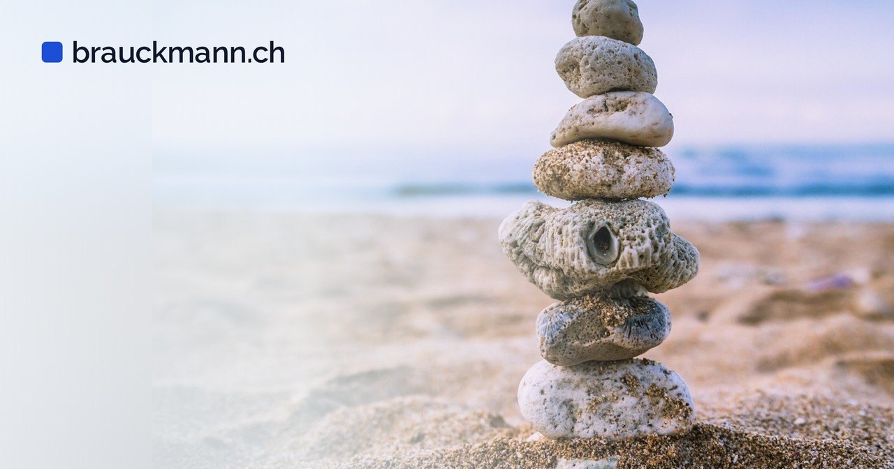 Symbolfoto zum Artikel „GitHub: Stacked Pull Requests in der öffentlichen Vorschau“ (beach, balance, rocks)