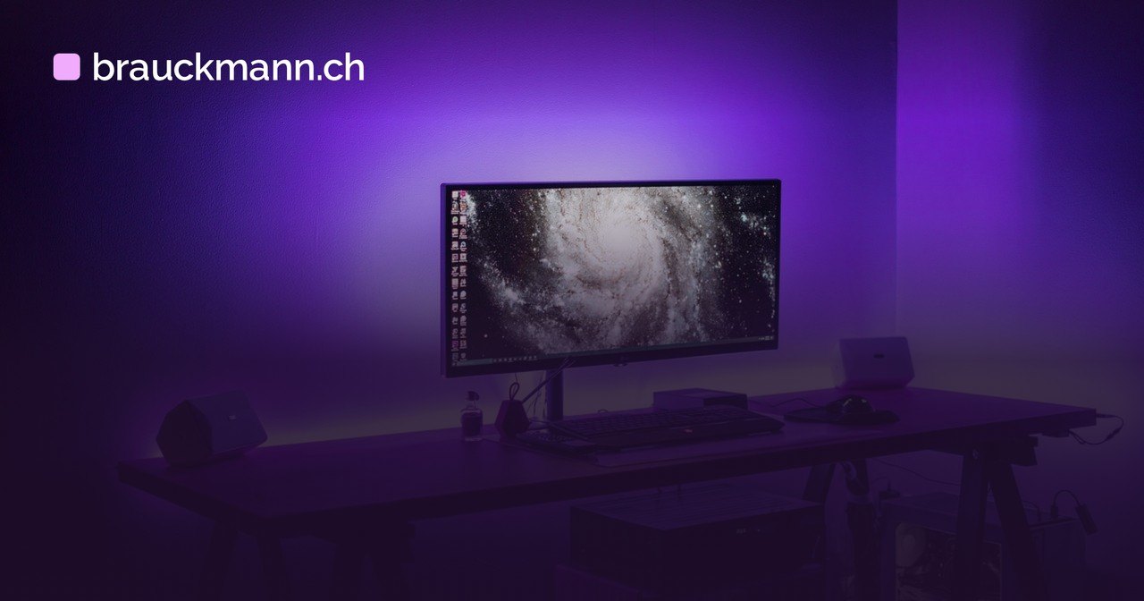 Symbolfoto zum Artikel „Stream Deck + für Podcaster: Regler für Licht und Ton (Teil 1)“ (Schreibtisch mit Monitor in violettem Licht)