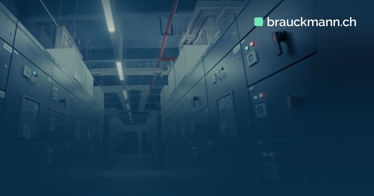 Symbolfoto zum Artikel „vCenter-Lücke CVE-2026-59310 wird aktiv ausgenutzt“ (electrical, data center, electrical cabinet)