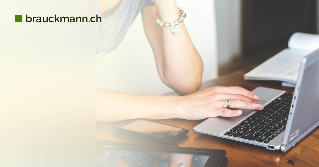 Symbolfoto zum Artikel „Windows 11 26H2: Einstellungs-Backup ist für Firmen-PCs Standard“ (technology, laptop, keyboard)